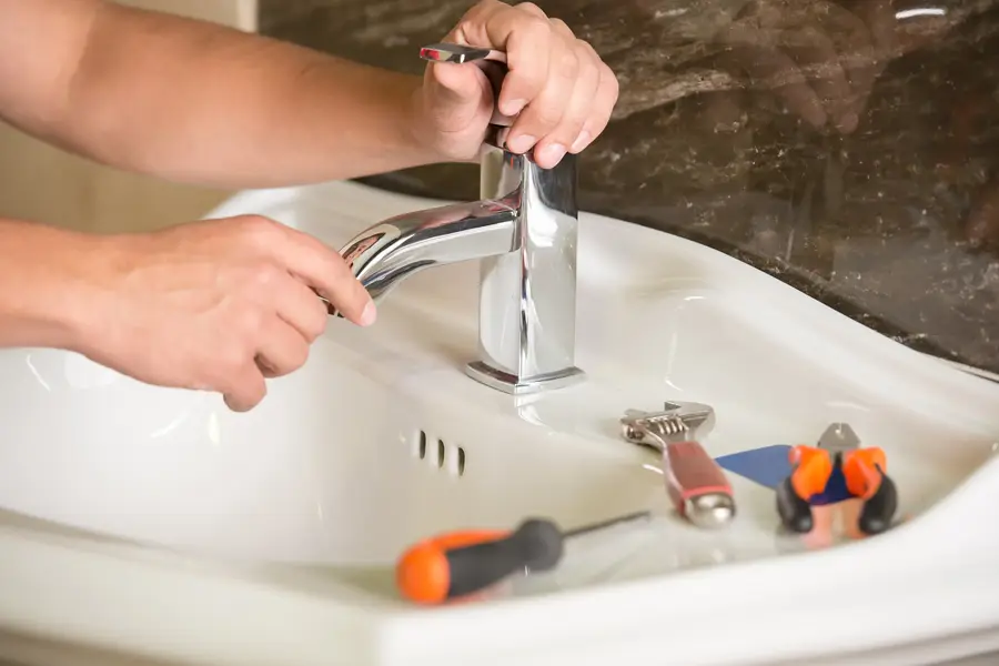 Lavabo con rubinetto in acciaio